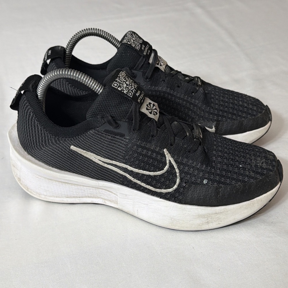 Nike Interact Run Womens Size 8 Black White Athletic Running Shoes Sneakers Gym